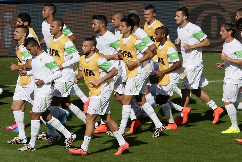 Pemain sepak bola nasional Aljazair pemanasandi Estadio Mineirao, Belo Horizonte, Brasil, 16 Juni 2014. Aljazair akan menghadapi Belgia di Piala Dunia FIFA 2014 grup H pertandingan babak penyisihan di Belo Horizonte pada Selasa (17/6