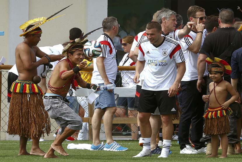 Pemain sepak bola nasional Jerman Lukas Podolski setelah sesi latihan tim Jerman di desa Santo Andre Porto Seguro 9 Juni 2014.