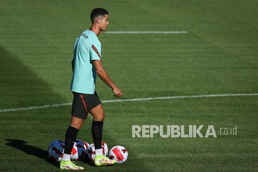  Pemain sepak bola nasional Portugal Cristiano Ronaldo saat sesi latihan di Oeiras, di pinggiran Lisbon, Portugal, 30 Agustus 2021. Portugal akan menghadapi Irlandia dalam pertandingan sepak bola kualifikasi Piala Dunia 2022 pada 01 September 2021.