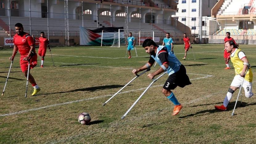 Liga Sepak Bola Pemain Diamputasi di Gaza Bantu Atasi Trauma. Pemain sepak bola Palestina yang diamputasi berlatih di Stadion Palestina di Gaza City, 5 Desember 2021.