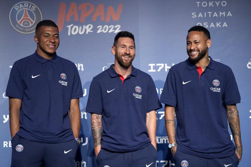 Pemain sepak bola Paris Saint-Germain, Kylian Mbappe, kiri, Lionel Messi, tengah, dan Neymar berpose untuk fotografer selama konferensi pers di Tokyo Ahad (17/7/2022). Paris Saint-Germain berada di Jepang untuk pra-musim mereka tur.