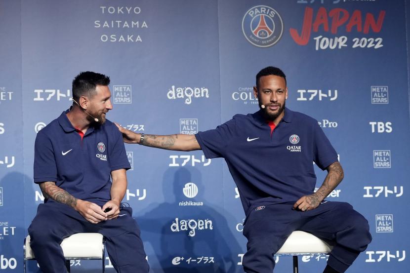 Pemain sepak bola Paris Saint-Germain, Lionel Messi, kiri, dan Neymar menghadiri konferensi pers di Tokyo Ahad, 17 Juli 2022. Paris Saint-Germain berada di Jepang untuk tur pramusim mereka.