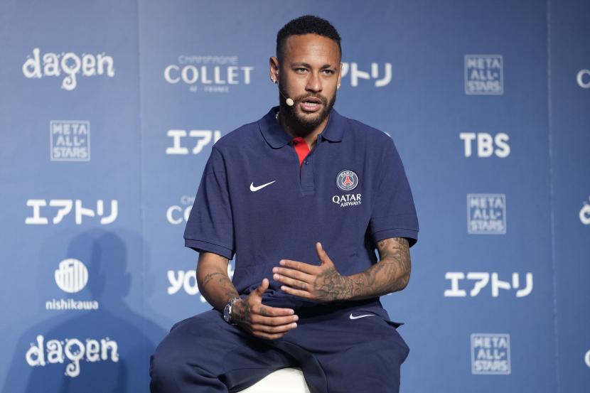 Pemain sepak bola Paris Saint-Germain Neymar berbicara selama konferensi pers di Tokyo Ahad, 17 Juli 2022. Paris Saint-Germain berada di Jepang untuk tur pra-musim mereka dan akan memainkan tiga pertandingan persahabatan melawan tim Liga J1.(AP Photo/Shuji Kajiyama)
