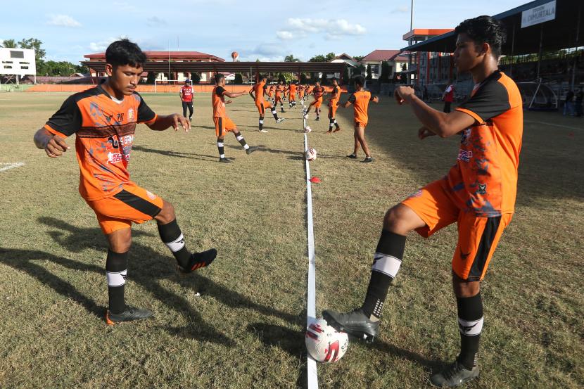 Para pemain sepak bola Persiraja Banda Aceh menjalani latihan rutin.