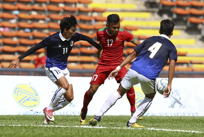Pemain sepak bola timnas Indonesia, Saddil Ramdani (tengah) mencoba untuk melewati dua pemain Kamboja dalam pertandingan sepak bola Asian Games 2017  di Stadion Shah Alam, Malaysia, Kamis (24/8).Agustus 2017. 