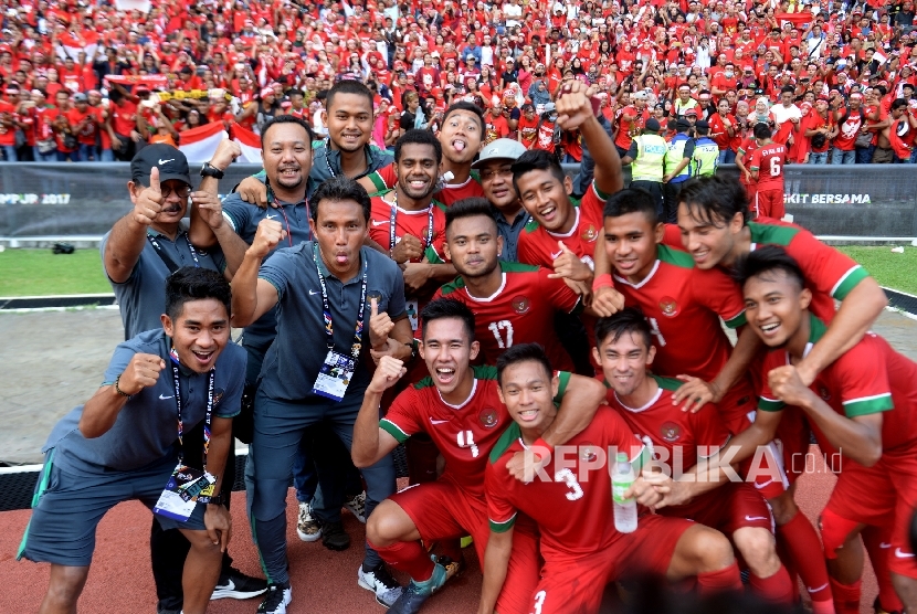   Pemain sepakbola Indonesia merayakan kemenangan usai melawan Kamnoja pada kualifikasi Sepakbola SEA Games 2017 Kuala Lumpurdi Stadion Shah Alam, malaysia, Kamis (24/8).