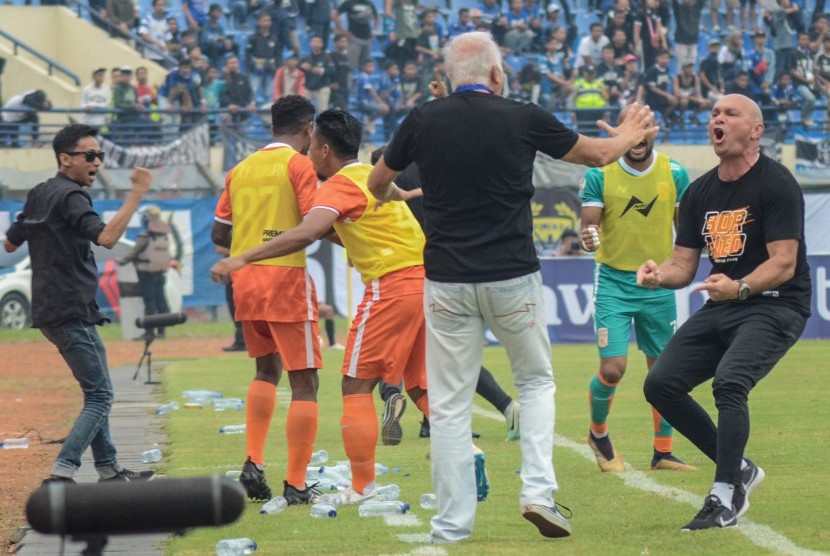 Pemain serta ofisial Borneo FC melakukan seleberasi saat menjalani laga perempat final Kratingdaeng Piala Indonesia melawan Persib Bandung di Stadion Si Jalak Harupat, Kabupaten Bandung, Jawa Barat, Sabtu (4/5/2019).