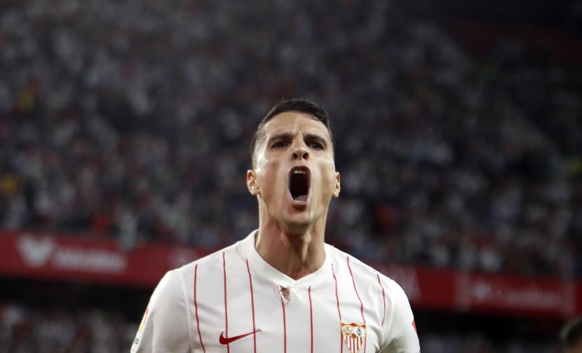 Pemain Sevilla Erik Lamela turut mengantar klubnya mengalahkan AS Roma di final Liga Europa 2022/2023.