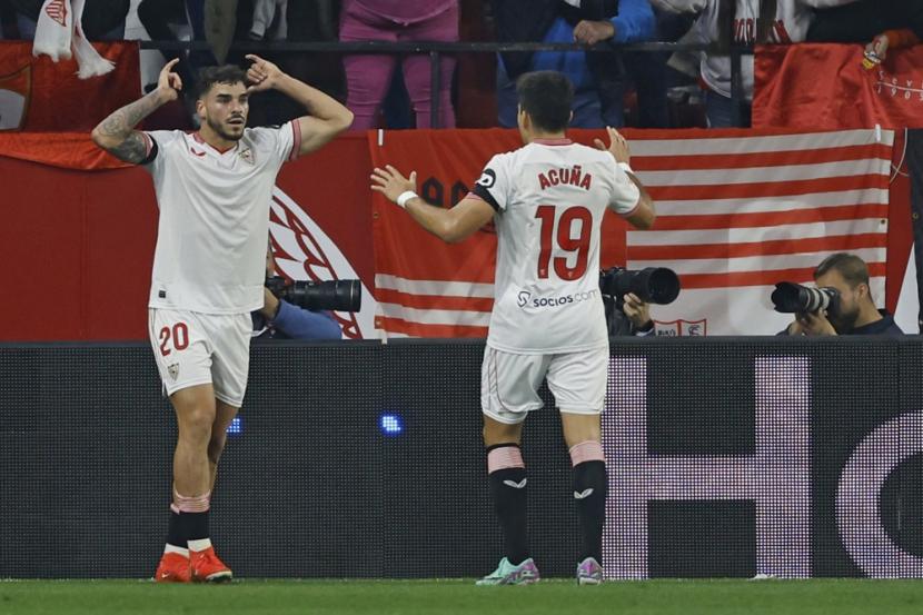 Pemain Sevilla Isaac Romero (kiri) merayakan golnya ke gawang Atletico Madrid di La Liga Spanyol.