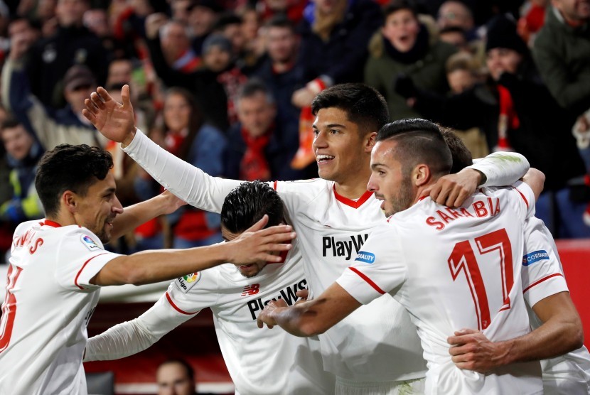 Pemain Sevilla, Joaquin Correa (tengah), melakukan selebrasi setelah menjebol gawang Leganes di leg kedua babak semifinal Piala Raja di Stadion Sanchez Pizjuan, Sevilla, Spanyol, Rabu (7/2). 