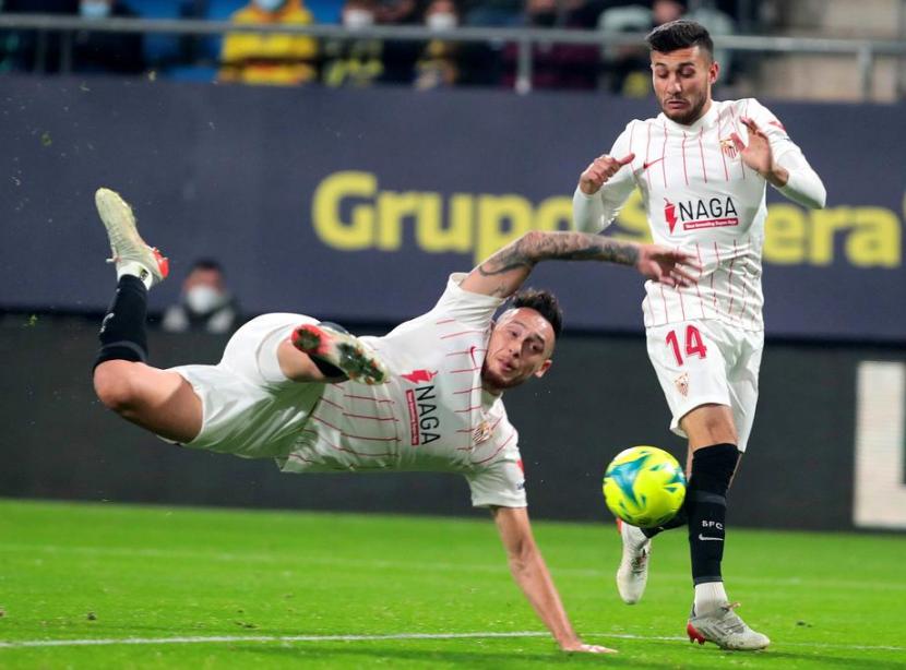Pemain Sevilla Lucas Ocampos (kiri) melepaskan tendangan akrbatik (ilustrasi).