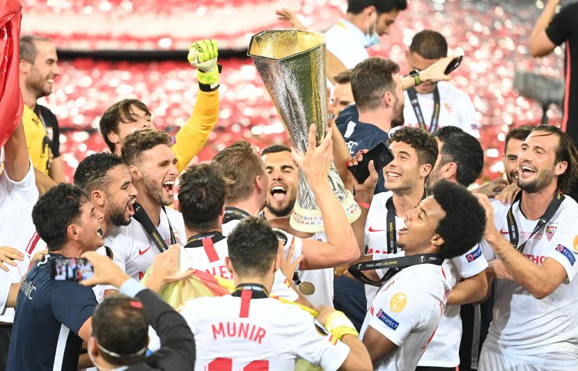  Pemain Sevilla mengangkat trofi setelah memenangkan pertandingan final Liga Eropa UEFA antara Sevilla FC dan Inter Milan di Cologne, Jerman 21 Agustus 2020.