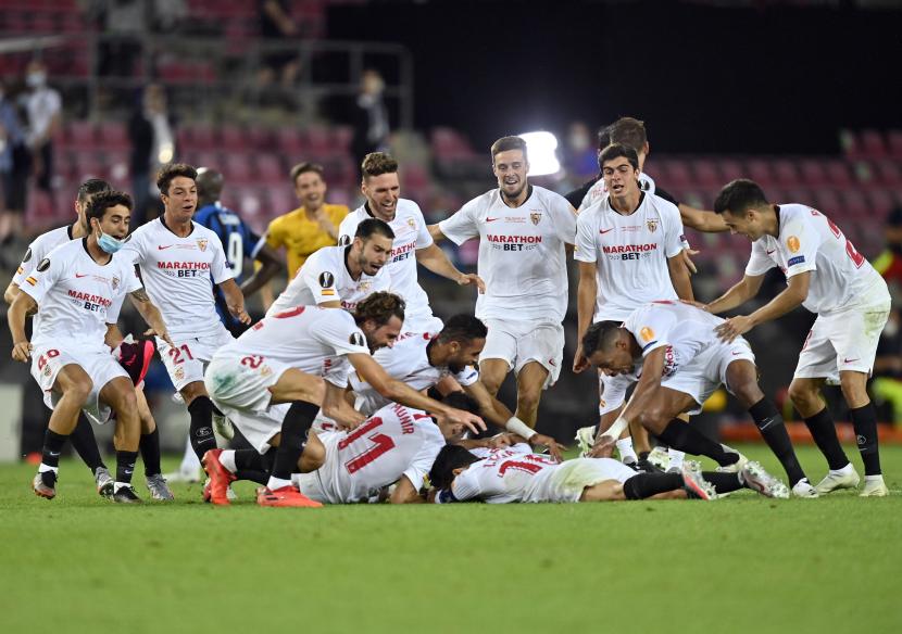 Para pemain Sevilla merayakan keberhasilan menjadi juara Liga Europa usai mengalahkan Inter Milan dengan skor 3-2.