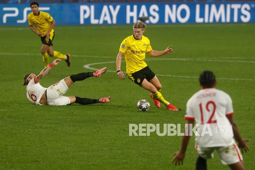  Penyerang Borussia Dortmund Erling Haaland (tengah) berakasi saat melawan Sevilla pada leg pertama 16 besar Liga Champions, Kamis (18/2) dini hari WIB.