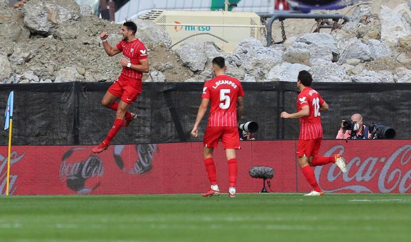 Pemain Sevilla Rafa Mir (kiri) merayakan gol ke gawang Celta Vigo.
