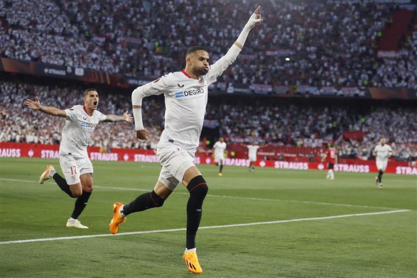 Pemain Sevilla Youssef En-Nesyri melakukan selebrasi setelah mencetak gol ke gawang Manchester United selama pertandingan sepak bola perempat final leg kedua Liga Eropa UEFA di Sevilla, Jumat (21/4/2023) dini hari WIB. 