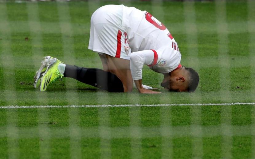 Pemain Sevilla Youssef En-Nesyri merayakan golnya ke gawang Cadiz dengan bersujud.