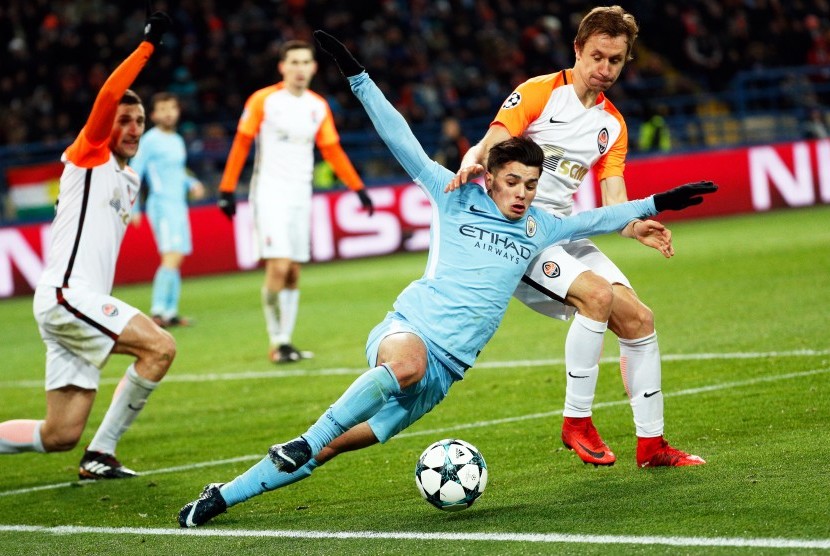 Pemain Shakhtar Bohdan Butko (kanan) berebut bola dengan pemain Manchester City Brahim Diaz (tengah) dari saat pertandingan grup Liga Champions UEFA di Kharkiv, Ukraina, Kamis (7/12) dini hari WIB. 