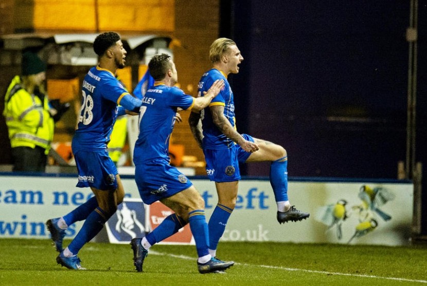 Pemain Shrewsbury Town Jason Cummings (kanan) merayakan golnya ke gawang Liverpool pada laga babak keempat Piala FA.