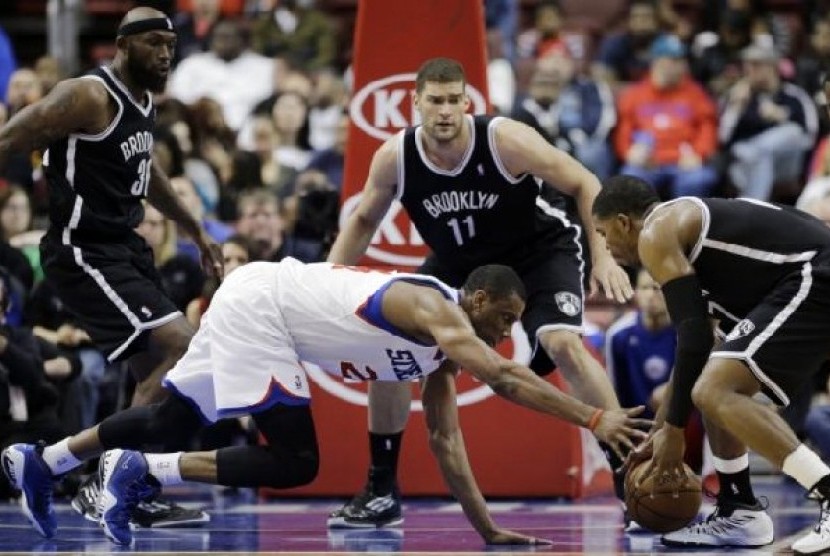 Pemain Sixers Thaddeus Young jatuh dan kehilangan bola saat akan menyerang Brooklyn Nets 