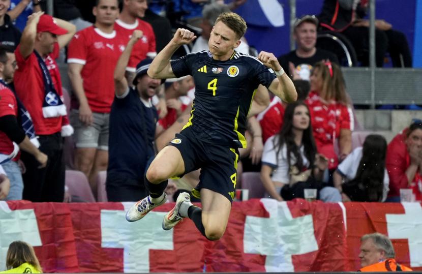 Pemain Skotlandia Scott McTominay merayakan golnya ke gawang Swiss dalam pertandingan Grup A Euro 2024.