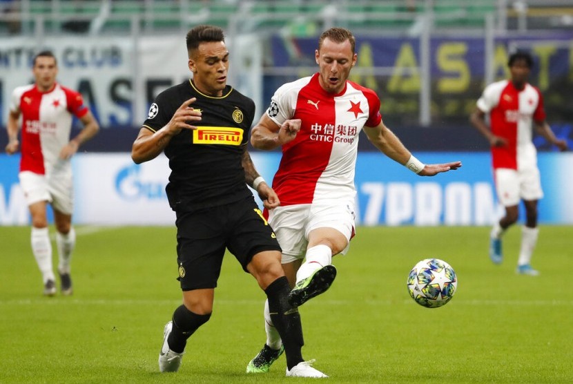 Pemain Slavia Vladmir Coufal (kanan) berebut bola dengan pemain Inter Milan Lautaro Martinez dalam babak penyisihan grup F Liga Champions 2019-2020 antara Inter Milan menjamu Slavia Prague di Stadion Giuseppe Meazza, Rabu (18/9) dini hari WIB. 