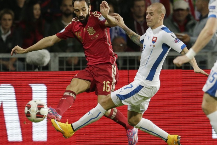 Pemain Slovakia Vladimir Weiss (kanan) berebut bola dengan pemain Spanyol Juanfran pada laga kualifikasi Piala Eropa 2016 di Zilina, Slovakia, Kamis (9/10).