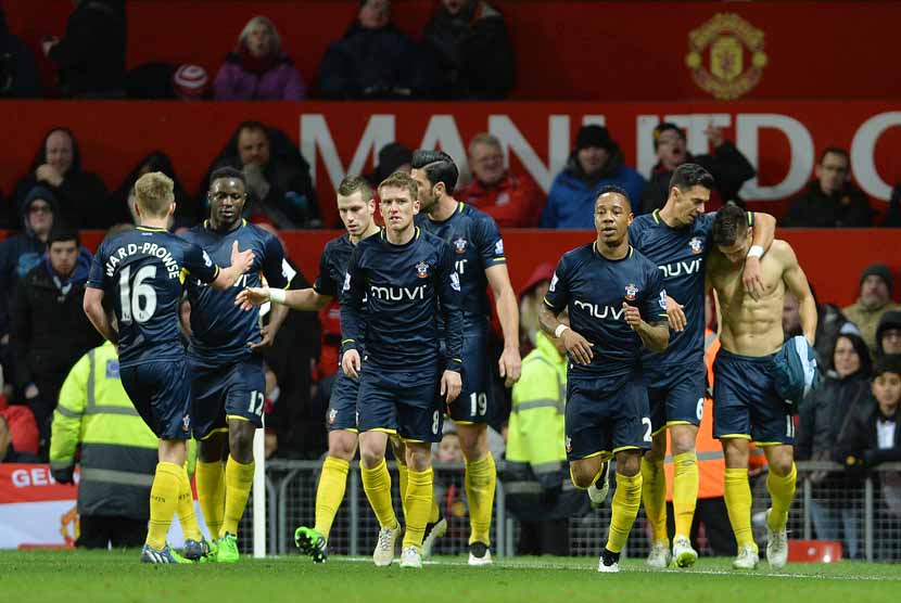  Pemain Southampton, Dusan Tadic (kanan), melakukan selebrasi bersama rekan setimnya usai menjebol gawang Manchester United dalam lanjutan laga Liga Primer Inggris di Stadion Old Trafford, Manchester, Ahad (11/1).