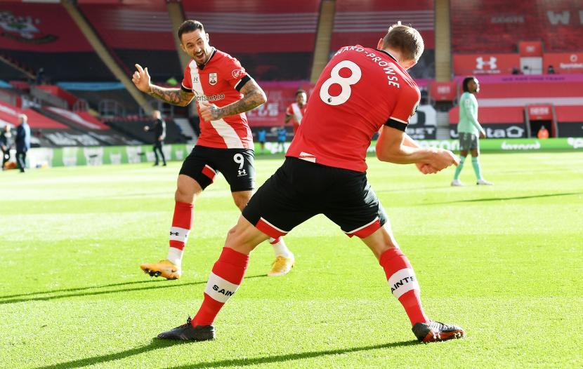 Pemain Southampton James Ward-Prowse (kanan) melakukan selebrasi bersama rekannya, Danny Ings, setelah mencetak gol pembuka timnya ke gawang Everton, Senin (26/10).