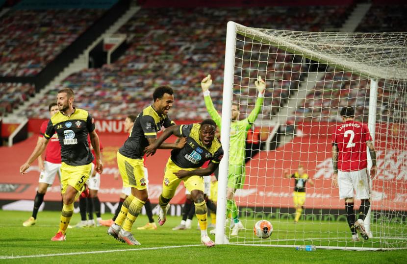 Pemain Southampton Michael Obafemi (tengah) saat mencetak gol penyeimbang melawan Manchester United (MU) dalam laga pekan ke-35 Liga Primer Inggris di Old Trafford, Selasa (14/7) WIB.