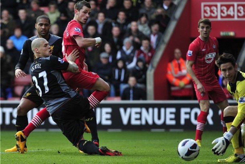 Pemain Southampton, Morgan Schneiderlin (tiga kiri), membobol gawang Liverpool di laga Liga Primer Inggris di Stadion St. Mary's, Southampton, Sabtu (16/3).