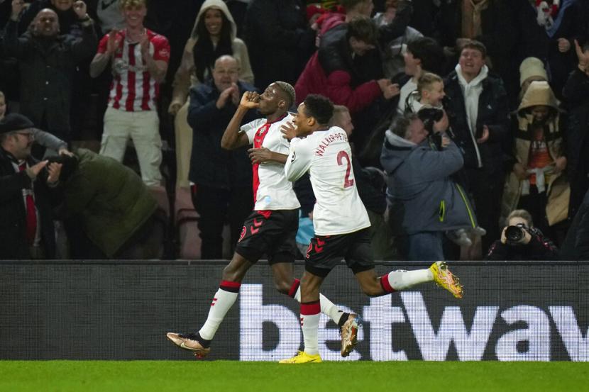 Pemain Southampton Moussa Djenepo (kiri) merayakan golnya ke gawang Manchester City di Piala Liga Inggris.