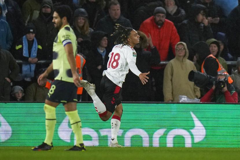 Pemain Southampton Sekou Mara merayakan golnya ke gawang Manchester City dalam pertandingan Piala Liga Inggris.