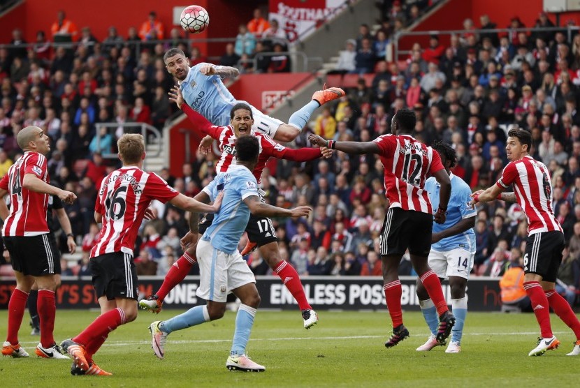 Pemain Southampton Virgil van Dijk sedang berebut bola dengan pemain Manchester City Aleksandar Kolarov