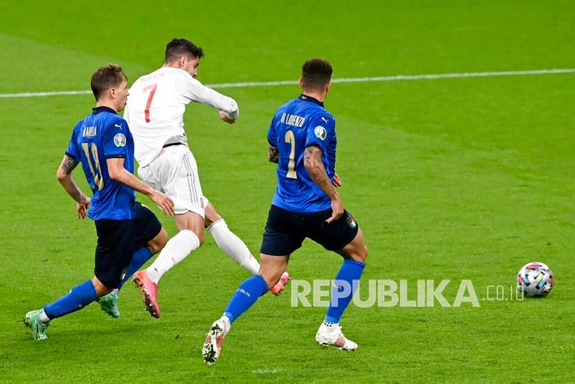 Pemain Spanyol Alvaro Morata, kiri ke-2, mencetak gol pertama timnya saat pertandingan semifinal Piala Eropa 2020 antara Italia dan Spanyol di stadion Wembley di London, Rabu (7/7) dini hari WIB.