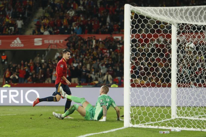 Pemain Spanyol Alvaro Morata mencetak gol pembuka pada pertandingan sepak bola kualifikasi Grup B Piala Dunia 2022 antara Spanyol dan Swedia di Stadion La Cartuja di Sevilla, Spanyol, Ahad 14 November 2021.