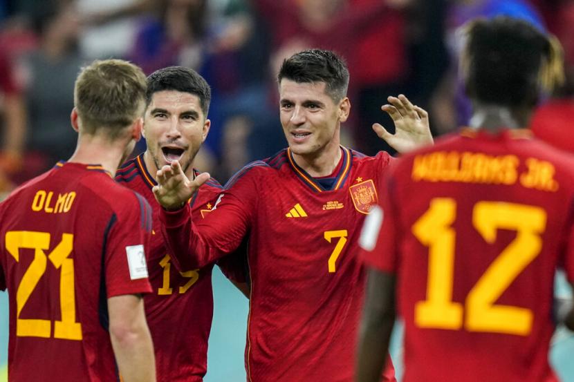  Pemain Spanyol Alvaro Morata (tengah) merayakan setelah mencetak gol ketujuh timnya selama pertandingan sepak bola grup E Piala Dunia antara Spanyol dan Kosta Rika, di Stadion Al Thumama di Doha, Qatar, Rabu, 23 November 2022.