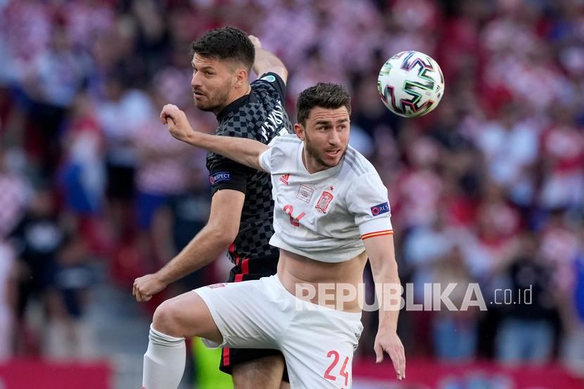 Pemain Spanyol Aymeric Laporte berebut bola dengan pemain Kroasia Bruno Petkovic, kiri, pada pertandingan putaran 16 besar Piala Eropa 2020 antara Kroasia dan Spanyol di stadion Parken di Kopenhagen, Denmark, Senin (28/7).