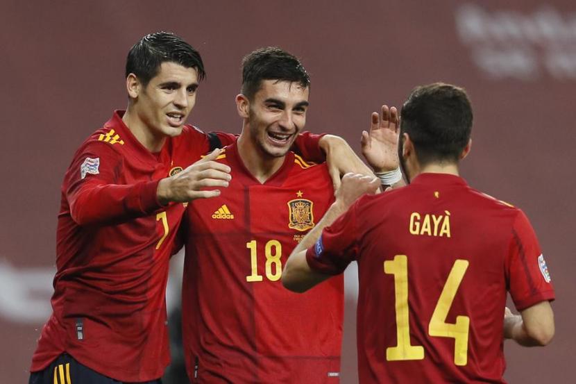 Pemain Spanyol Ferran Torres (tengah) merayakan gol ke gawang Jerman bersama Alvaro Morata (kiri) dan Jose Gaya.