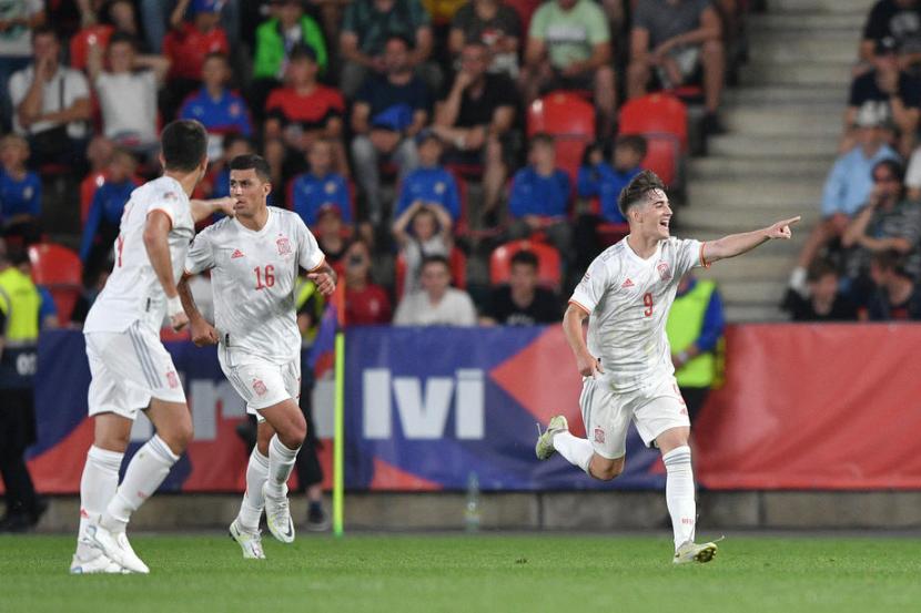 Pemain Spanyol Gavi (kanan) merayakan golnya ke gawang Republik Ceko dalam pertandingan UEFA Nations League di Praha, Senin (6/6/2022) dini hari WIB.