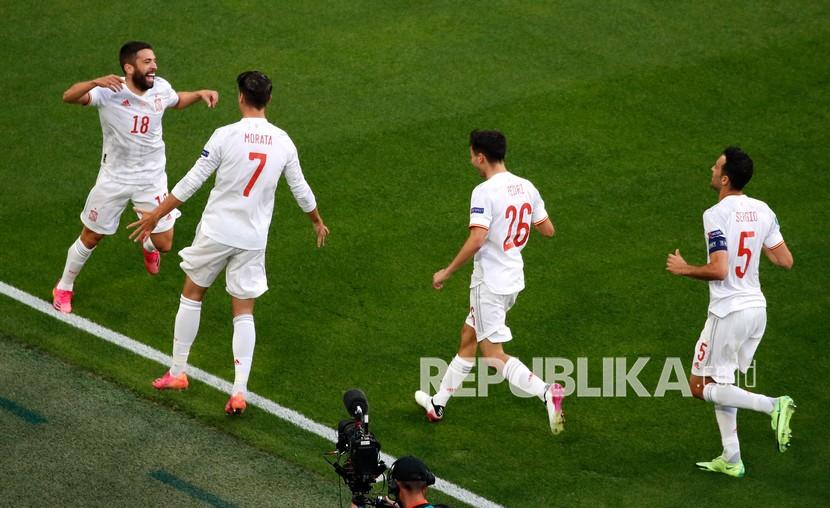 Pemain timnas Spanyol Jordi Alba (kiri), merayakan gol dengan rekan satu timnya pada pertandingan perempat final kejuaraan sepak bola Euro 2020 antara Swiss dan Spanyol di Stadion Saint Petersburg di St. Petersburg, Rusia, Jumat (2/7).