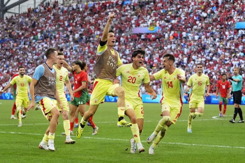 Pemain Spanyol Juanlu Sanchez (tengah) merayakan gol kedua timnya dalam pertandingan semifinal sepak bola putra antara Maroko dan Spanyol di Olimpiade Musim Panas 2024, Senin, 5 Agustus 2024, di Stadion Marseille di Marseille, Prancis.