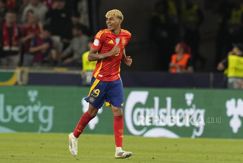 Pemain Spanyol Lamine Yamal merayakan gol ketiga timnya saat melawan Prancis dalam pertandingan semifinal UEFA Nations League di MHPArena, Stuttgart, Jerman, Jumat (6/6/2025) dini hari WIB 