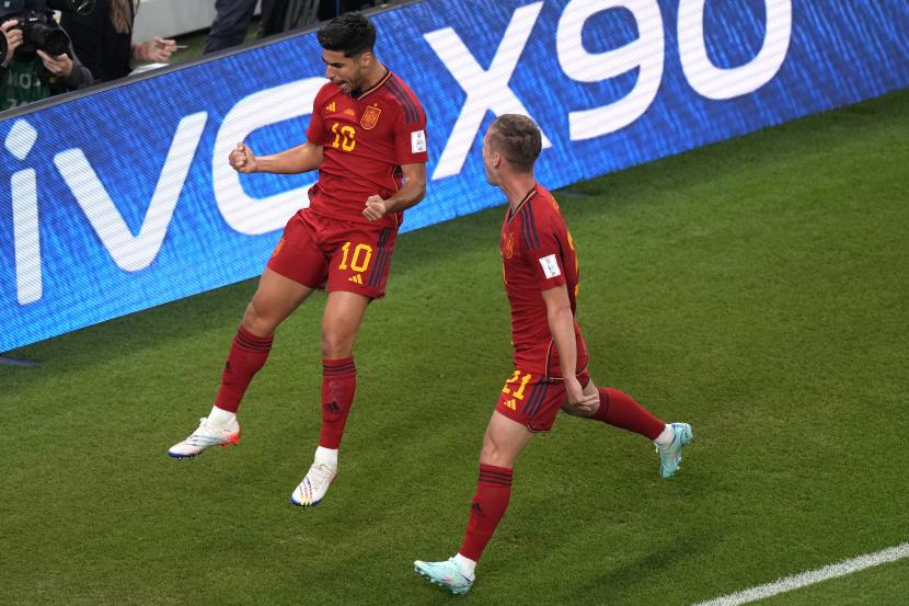  Pemain Spanyol Marco Asensio (kiri) merayakan setelah mencetak gol kedua timnya selama pertandingan sepak bola grup E Piala Dunia antara Spanyol dan Kosta Rika, di Stadion Al Thumama di Doha, Qatar, Rabu (23/11/2022).