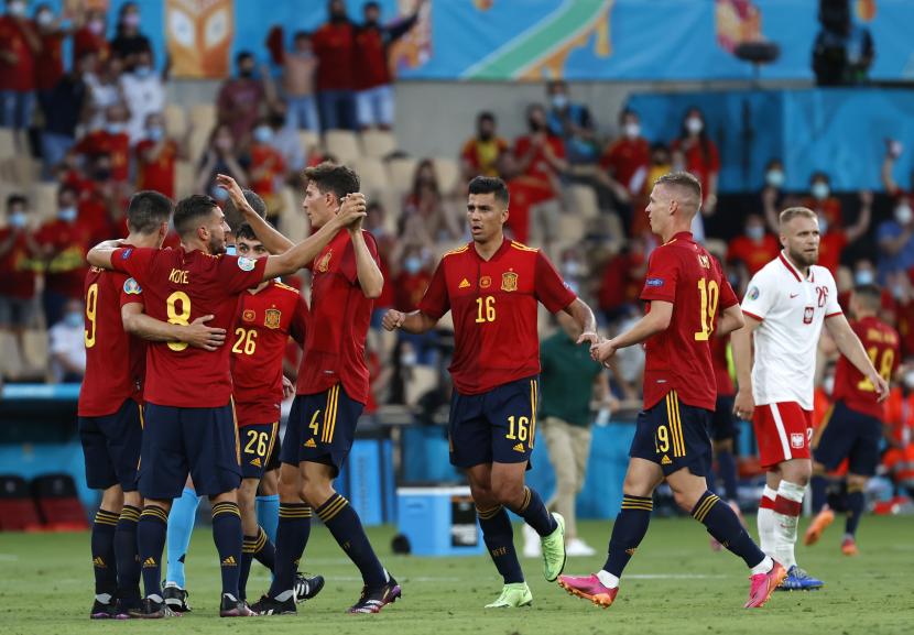 Pemain Spanyol merayakan gol pembuka pada pertandingan sepak bola babak penyisihan grup E UEFA EURO 2020 antara Spanyol dan Polandia di Seville, Spanyol, 19 Juni 2021.
