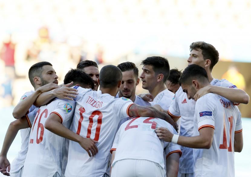 Skuad Spanyol merayakan gol kemenangan 5-0 dalam pertandingan sepak bola babak penyisihan grup E UEFA EURO 2020 antara Slovakia dan Spanyol di Seville, Spanyol, 23 Juni 2021.