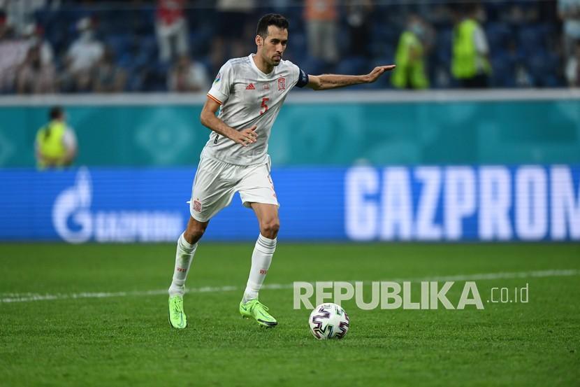 Pemain Spanyol Sergio Busquets gagal mengeksekusi penalti pada pertandingan perempat final kejuaraan sepak bola Euro 2020 antara Swiss dan Spanyol, di stadion Saint Petersburg di Saint Petersburg, Jumat (2/7).