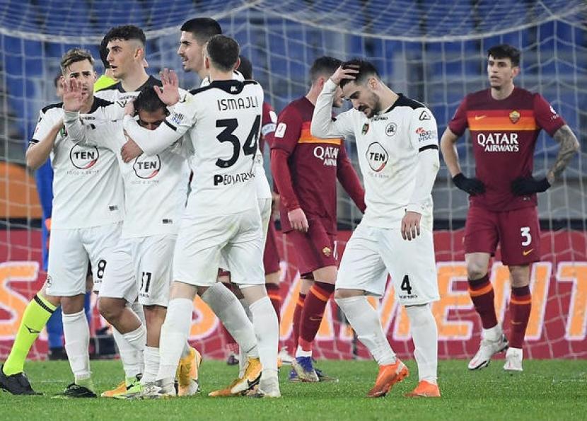 Pemain Spezia Daniele Verde (kedua kiri) merayakan golnya ke gawang AS Roma pada laga babak 16 besar Coppa Italia.