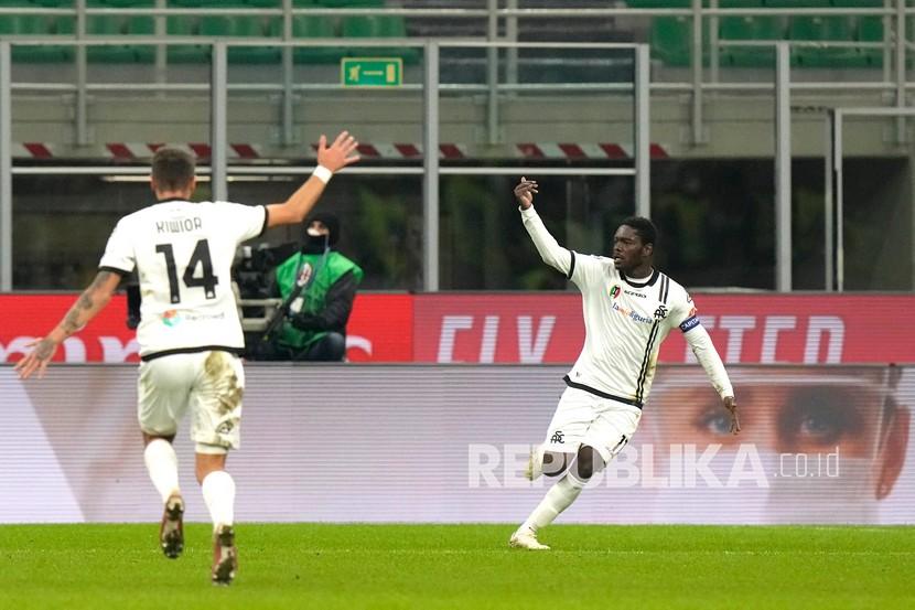  Pemain Spezia Emmanuel Gyasi (kanan) merayakan golnya ke gawang Milan dalam pertandingan sepak bola Serie A antara AC Milan dan Spezia, di stadion San Siro di Milan, Italia, Senin, Selasa (18/1/2022) dini hari WIB.