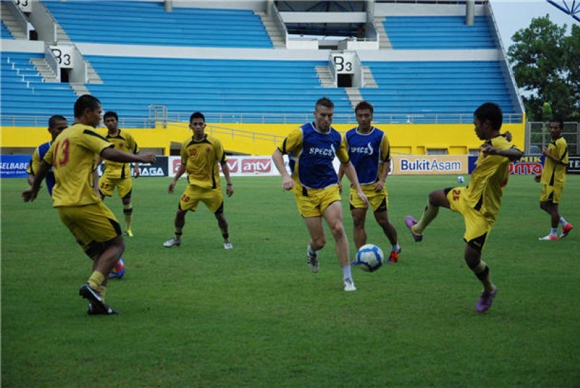  Pemain Sriwijaya FC melakukan latihan rutin di Stadion Gelora Sriwijaya, Jakabaring, Palembang. 
